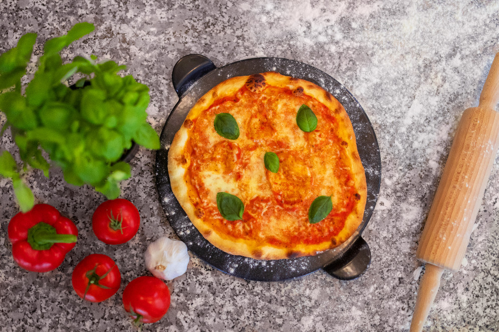 Pizza backen mit dem Pizzastein Anleitung, Materialien & Co.