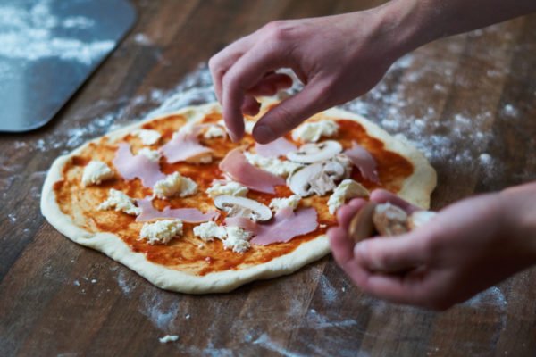 Pizza selber belegen