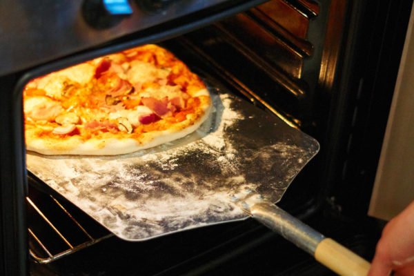 Pizza auf Pizzaschaufel