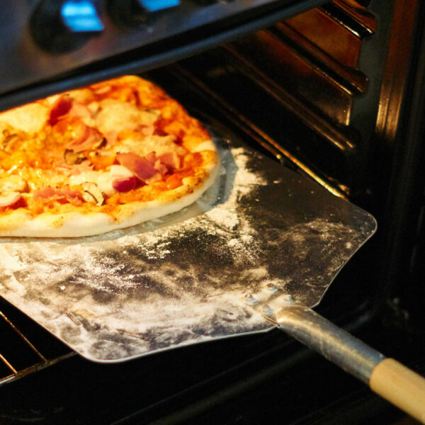 Pizza auf Pizzaschaufel
