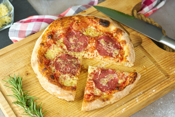 Pizzastein-Salami-Pizza