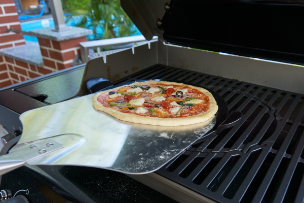 ᐅ Die perfekte Pizza auf dem Gasgrill grillen! Schritt für Schritt+Rezept