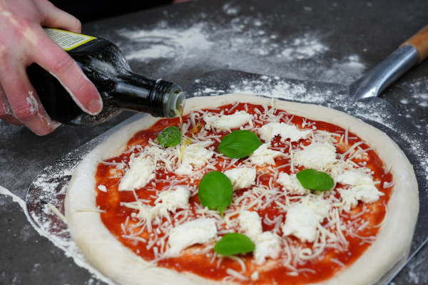 Olivenöl auf selbstgemachte Pizza