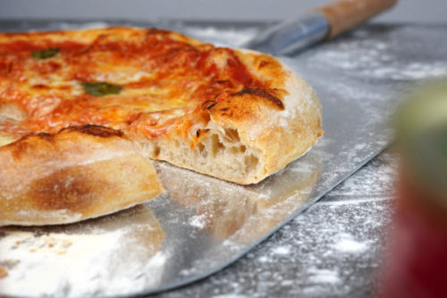 Einfaches Pizzateig Blech Rezept - Leckere Pizza vom Blech