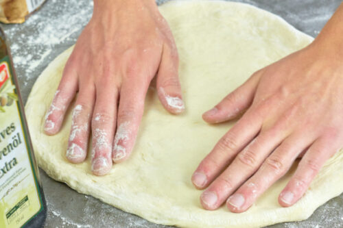Pizzateig Zieht Sich Beim Ausrollen Wieder Zusammen Pizzateig ausrollen wie Italiener | Pizzateig einfach formen