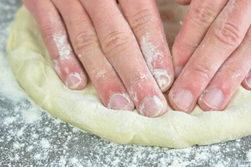 Pizzateig Zieht Sich Beim Ausrollen Wieder Zusammen Pizzateig ausrollen wie Italiener | Pizzateig einfach formen